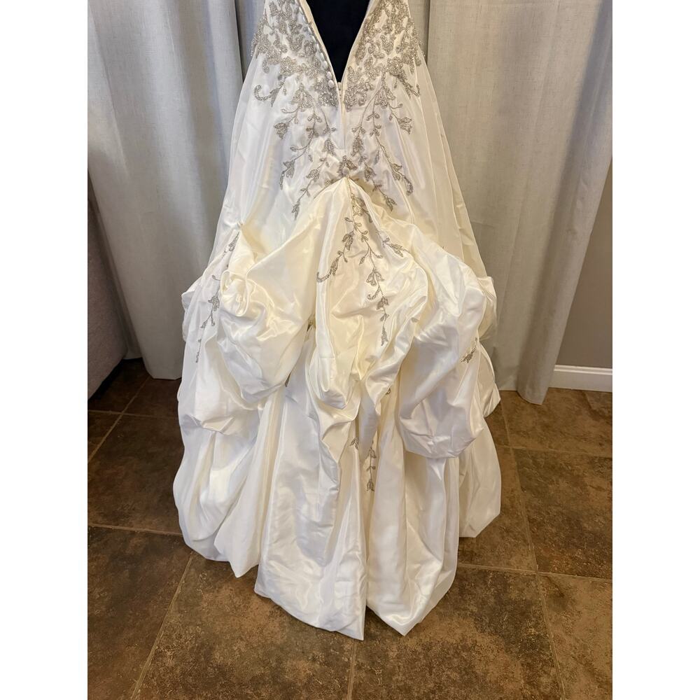 Strapless Wedding Dress/Gown By David's Bridal Size 0 with Bustle - Picture 7 of 9